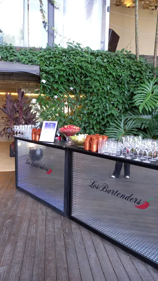 Balcões espelhados com a marca Los Bartenders em evento ao ar livre