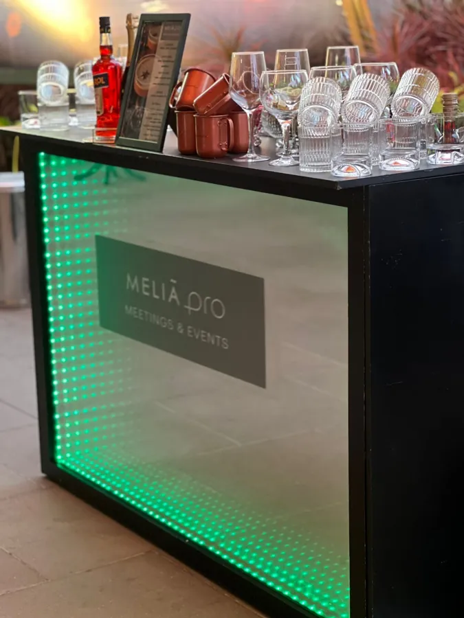 Balcão iluminado da Los Bartenders em evento no Hotel Meliá